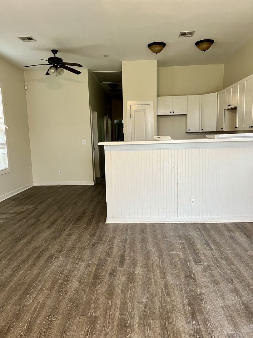 3 bed 2 bath single family home – photo 2