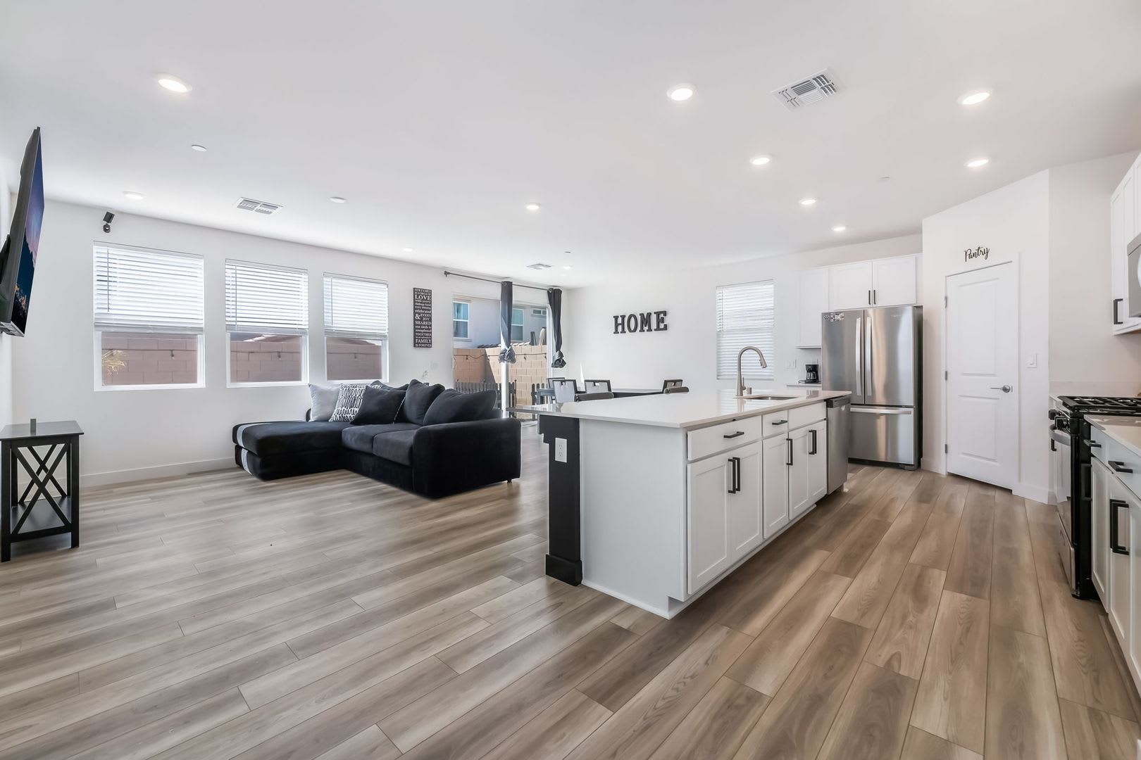 5-Bed, 3-Bath Beautiful Move-In Ready Home – photo 3