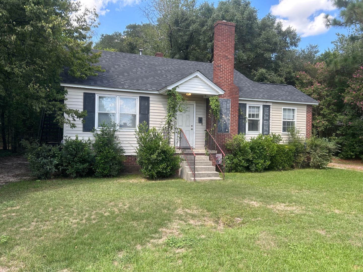 2-Bedroom Upstairs Apartment in Columbia’s Rosewood Area — $1,250/Month – photo 1