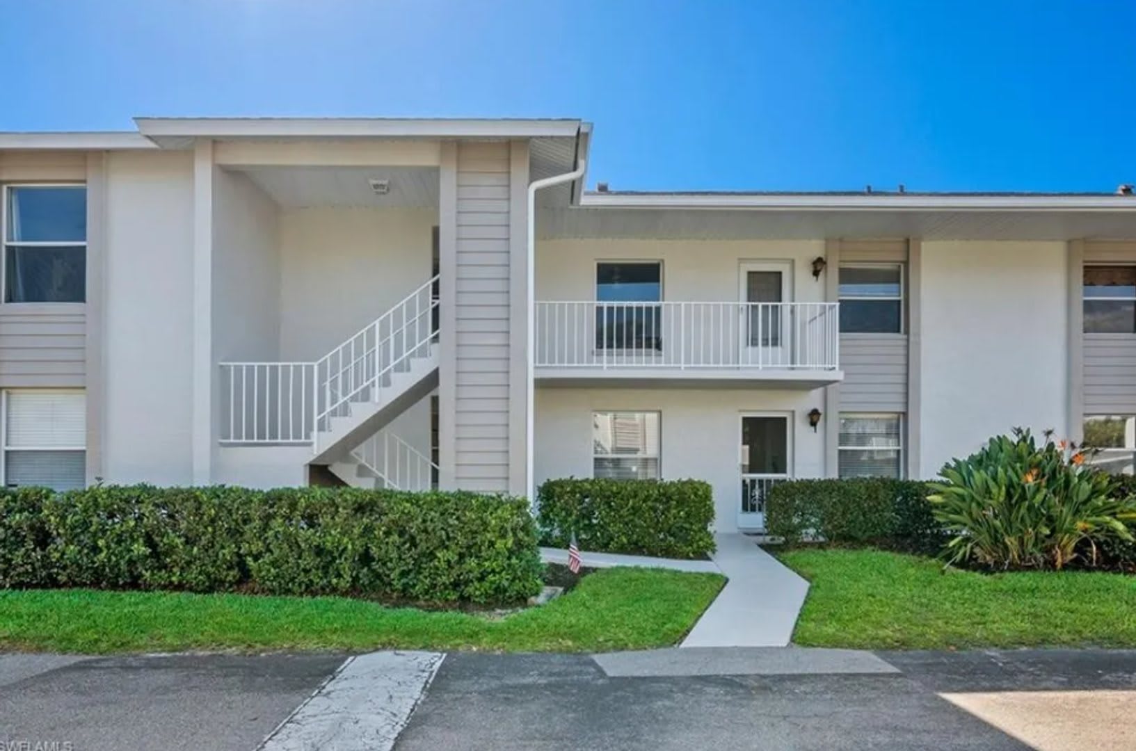 Charming 2 Bed 2 Bath Condo In Naples Waiving Move In Fee Crediting Back Application Fees If Approved – photo 2