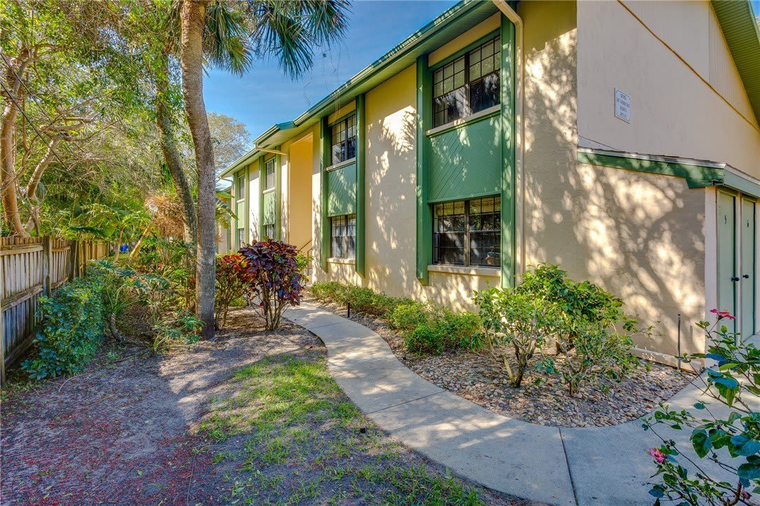 910 E Causeway Boulevard – photo 2