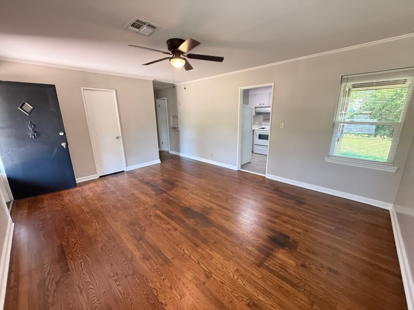 Near the University 2 bedroom Duplex With Private yard – photo 4