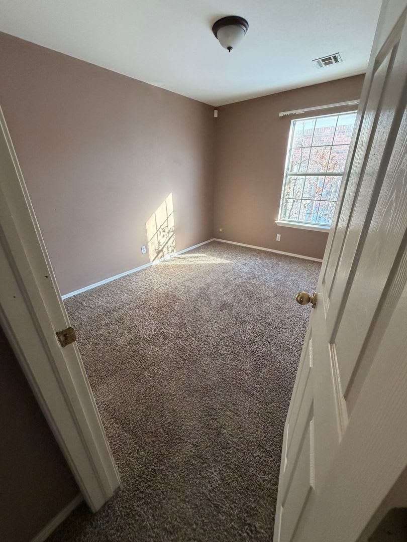 This charming single story 3 bedroom, 2 bath home with the convenience and an unbeatable location. – photo 5