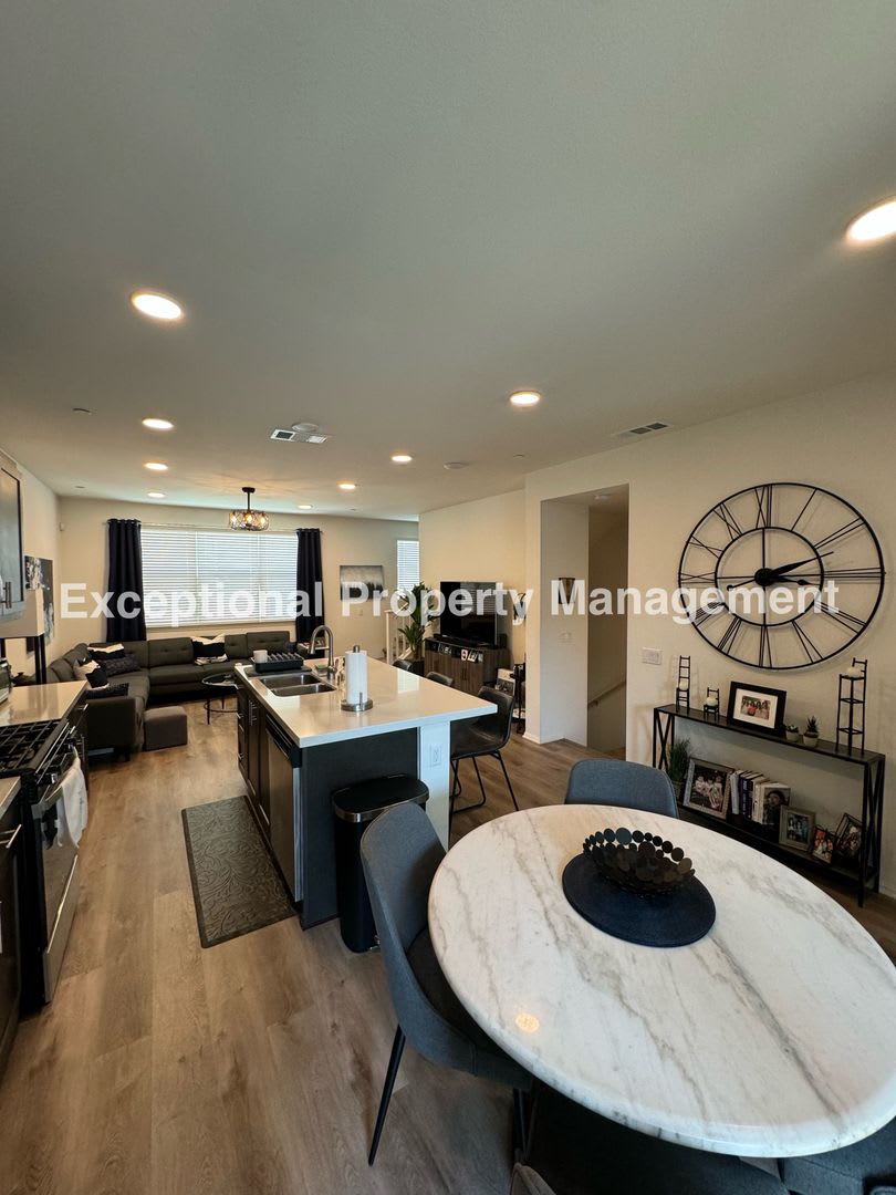 Ready to move in 3 bed 3 bath home! – photo 5