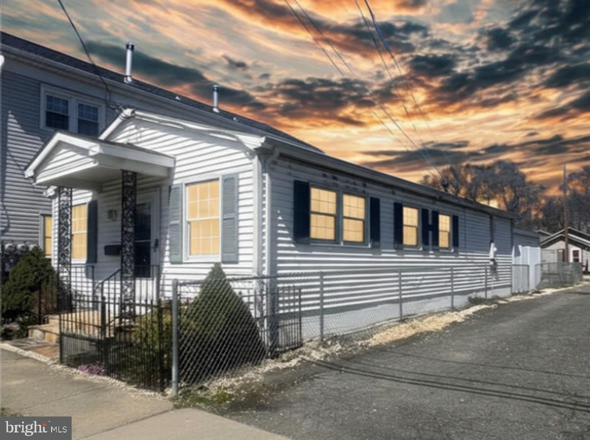 303 4TH Avenue – photo 1