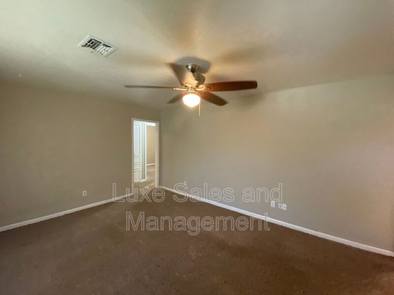 406 W. Douglas Dr – photo 4
