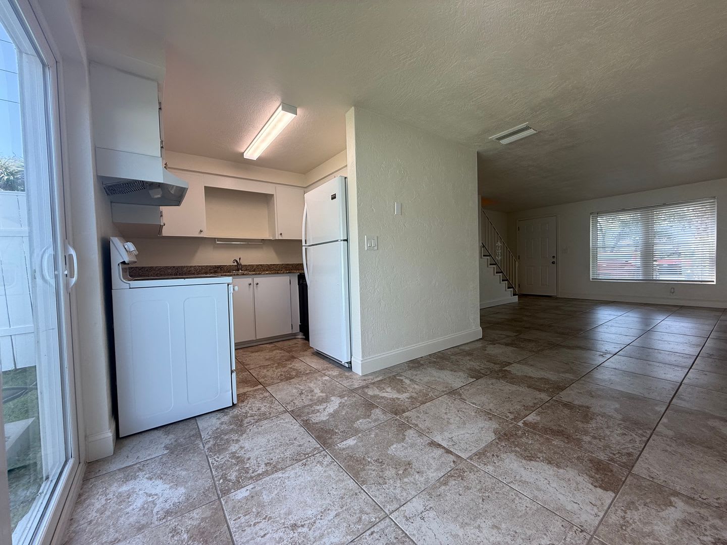 Inviting 2-bedroom, 1.5-bath home in South Daytona – photo 3
