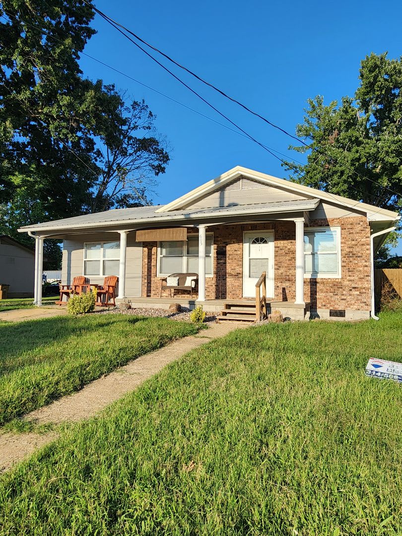 3 bedrooms, 2 bath, heated/cooled 28 x30 garage – photo 2