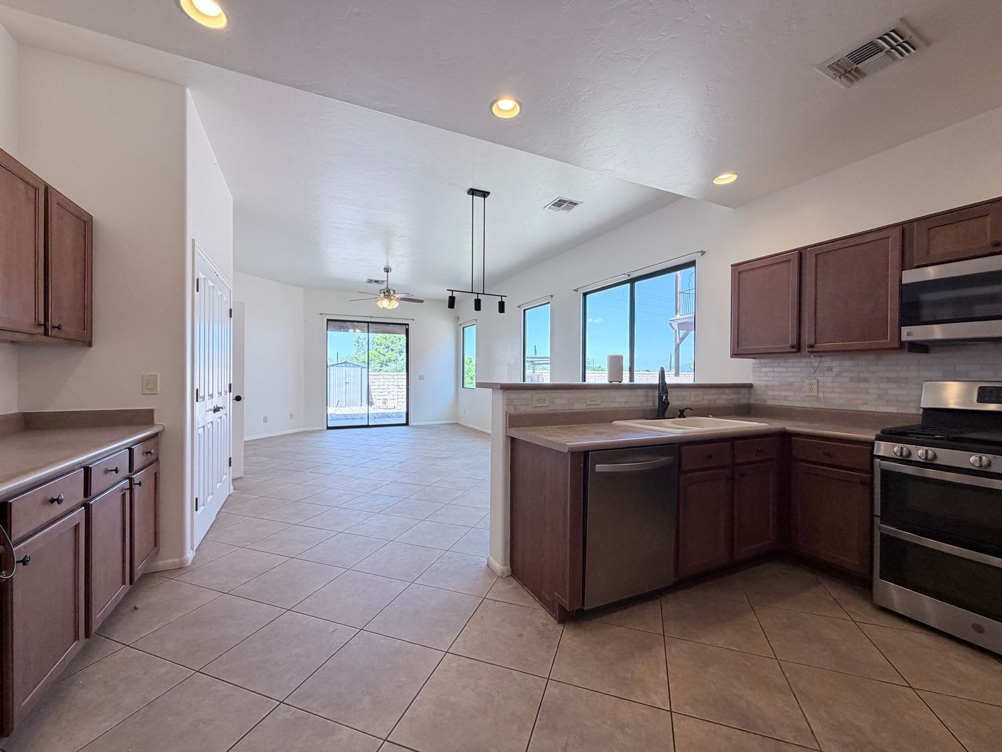 3BR/3BA/2CG 1830 sq. ft. rental in Sierra Vista, AZ – photo 5