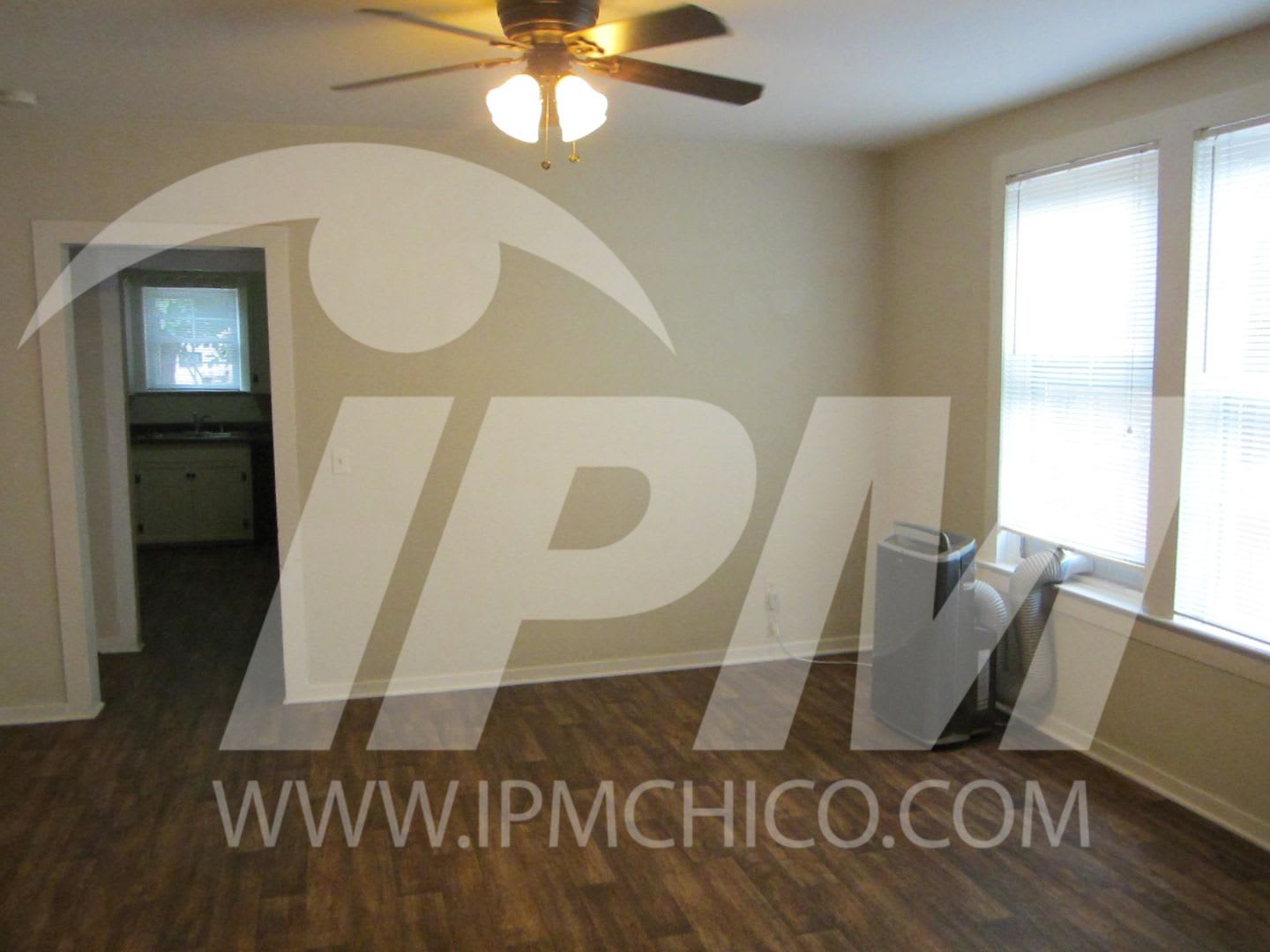 Classic 3 bedroom 2 bathroom home! Half off first month rent** – photo 3