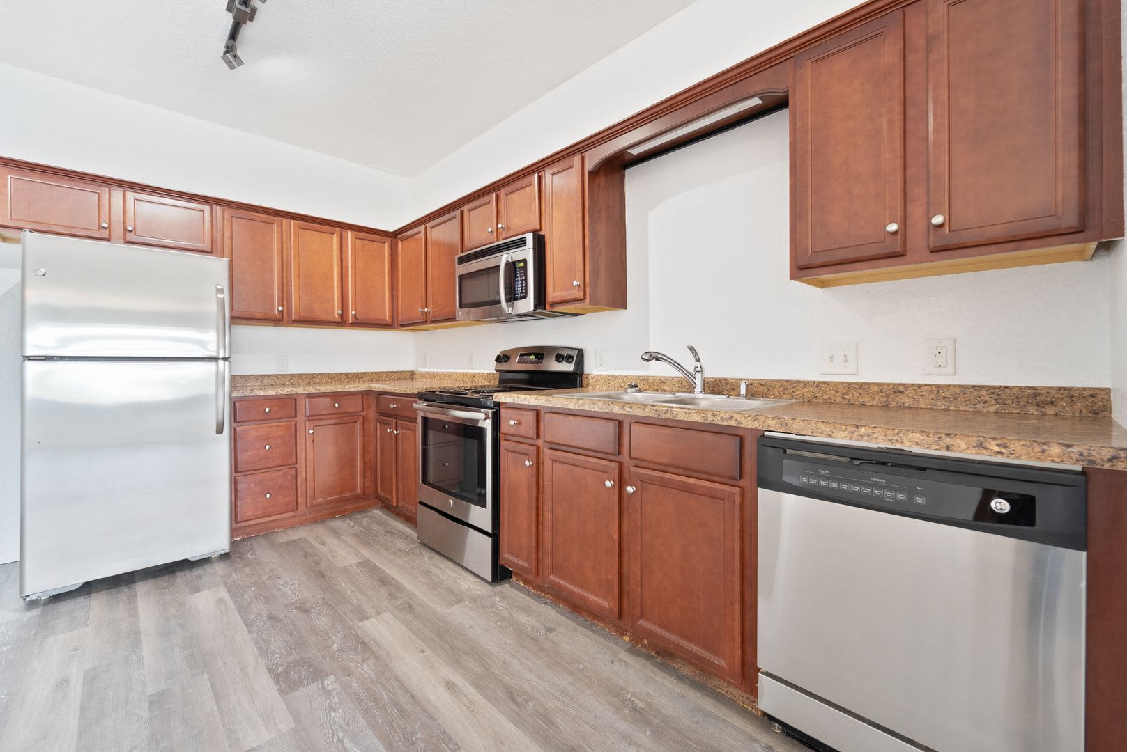 2215 College St – photo 2