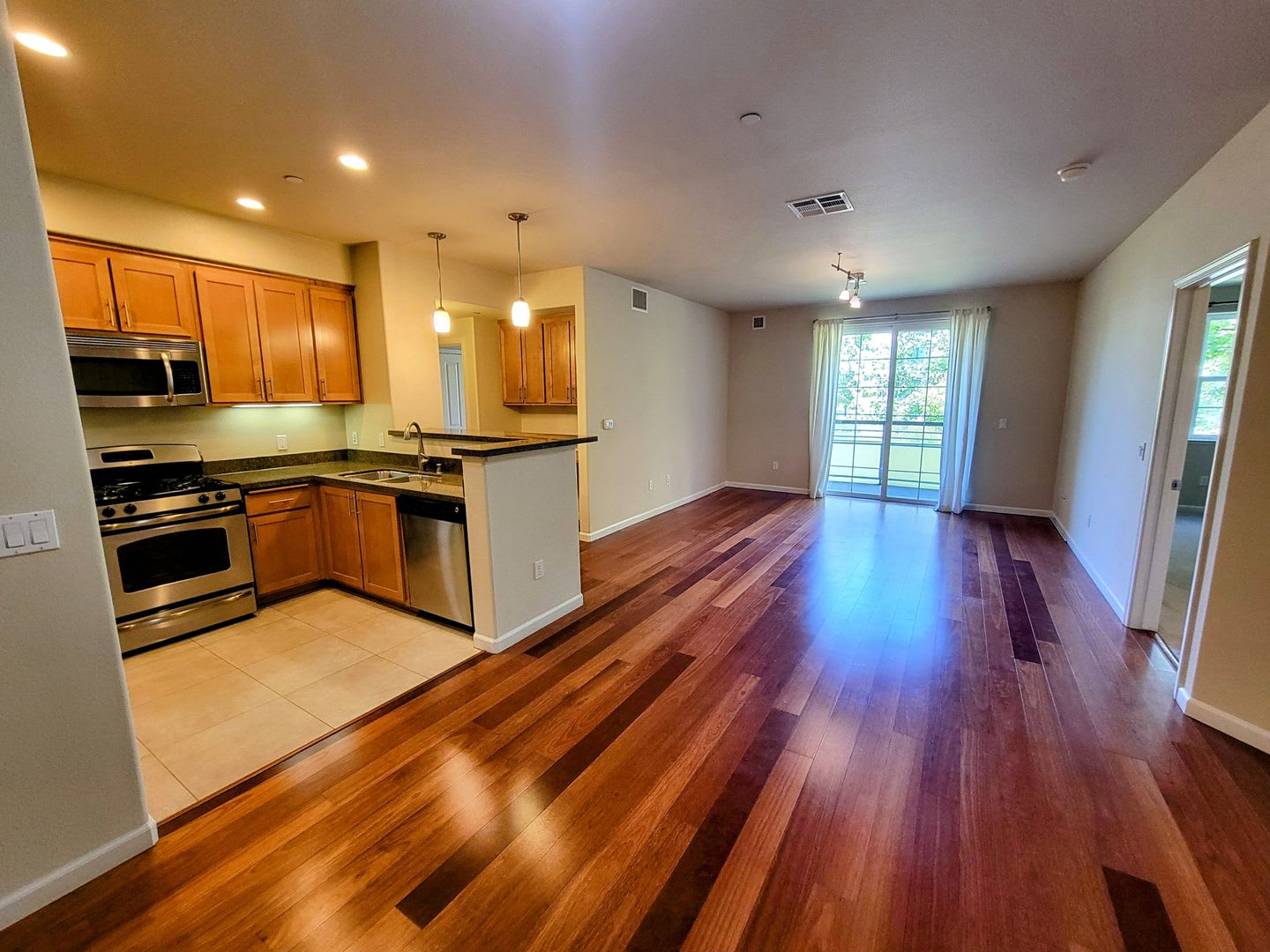 Stunning 2 Bed 2 Bath Penthouse Condo in Los Altos. Great Schools and Location! – photo 3