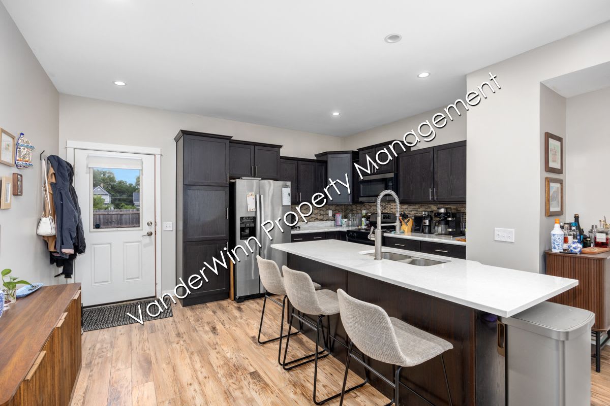 739 Bates Street Southeast – photo 2