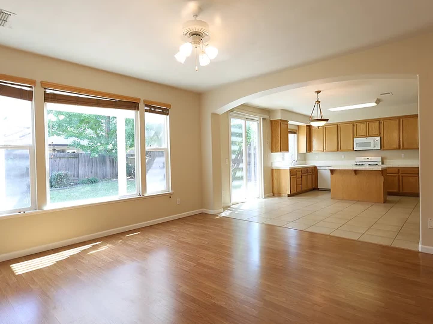 New Renovation* Prestigious Spacious 4 Bedroom – photo 4