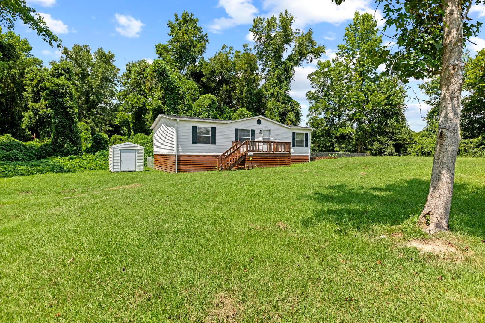 Available now! 3 bedroom – photo 2