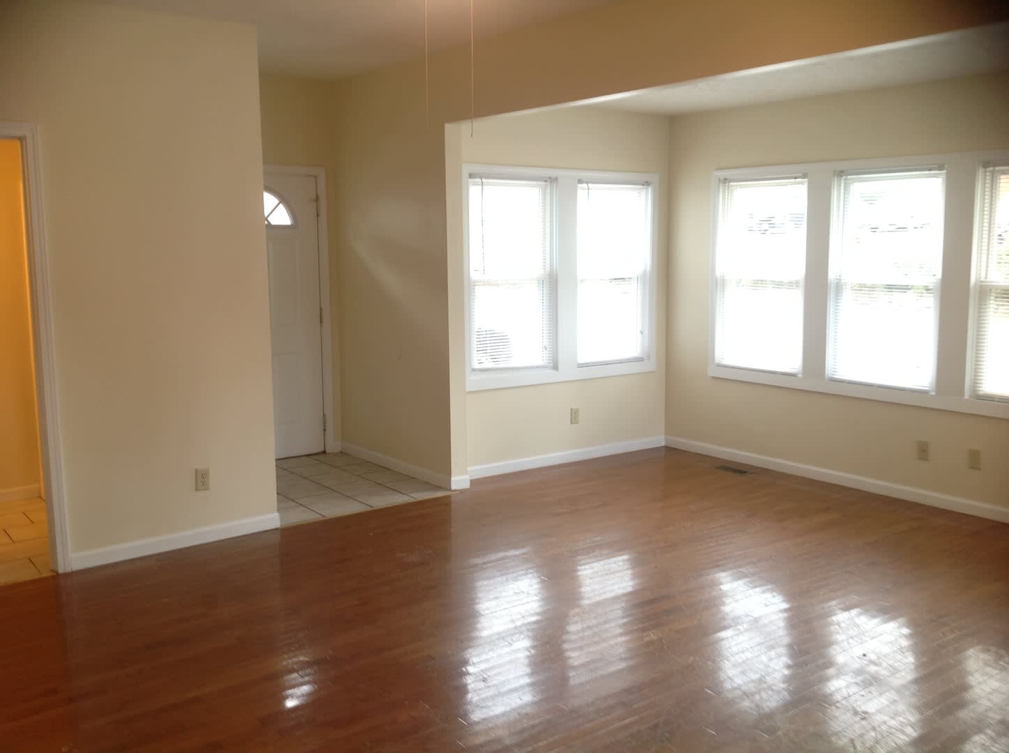 Available August 2027 5 Bedroom 3 Bathrooms House Downtown – photo 4