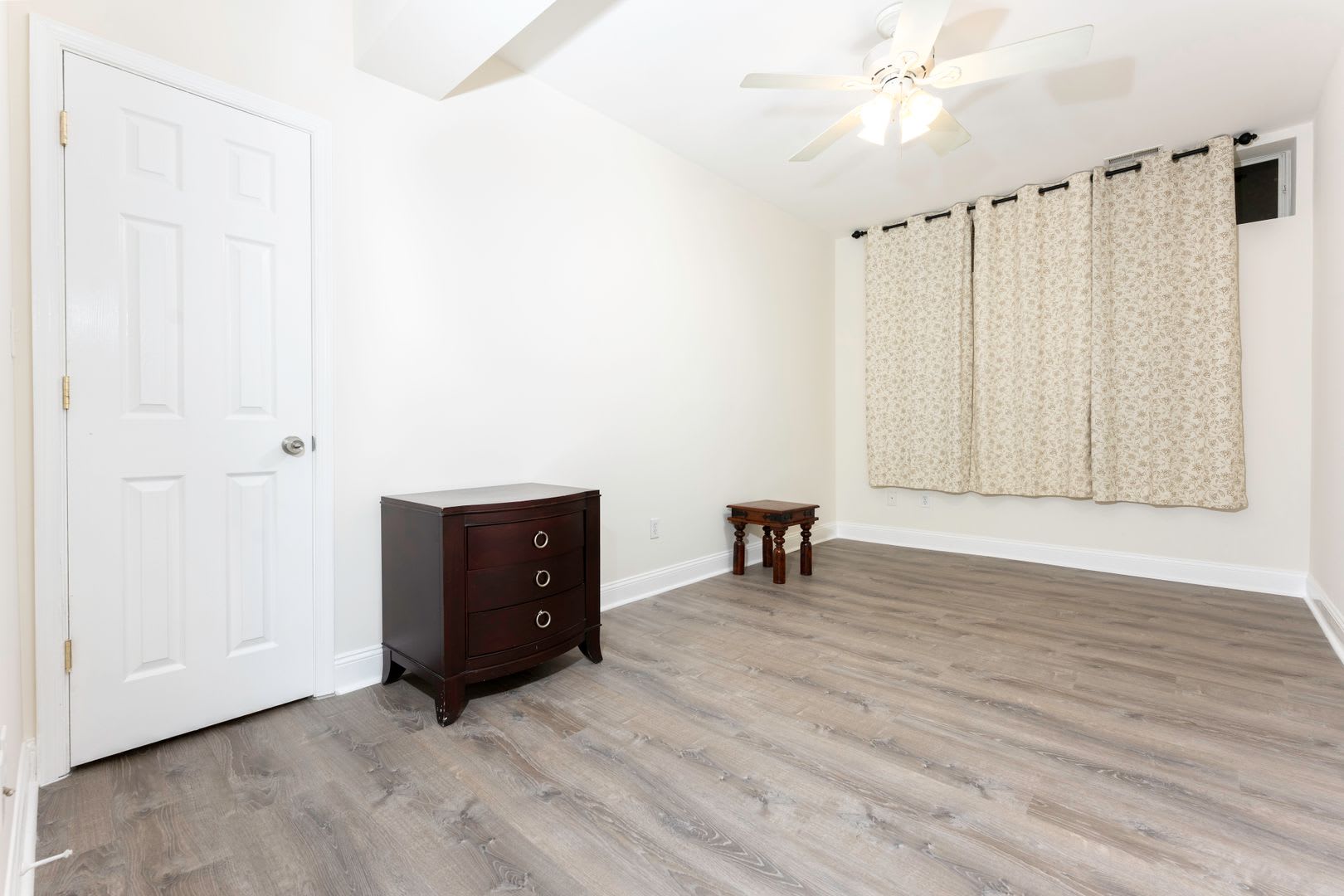 Beautiful and Spacious Lower Level Unit, Separate Entrance, Util. Included-Potomac, MD – photo 5