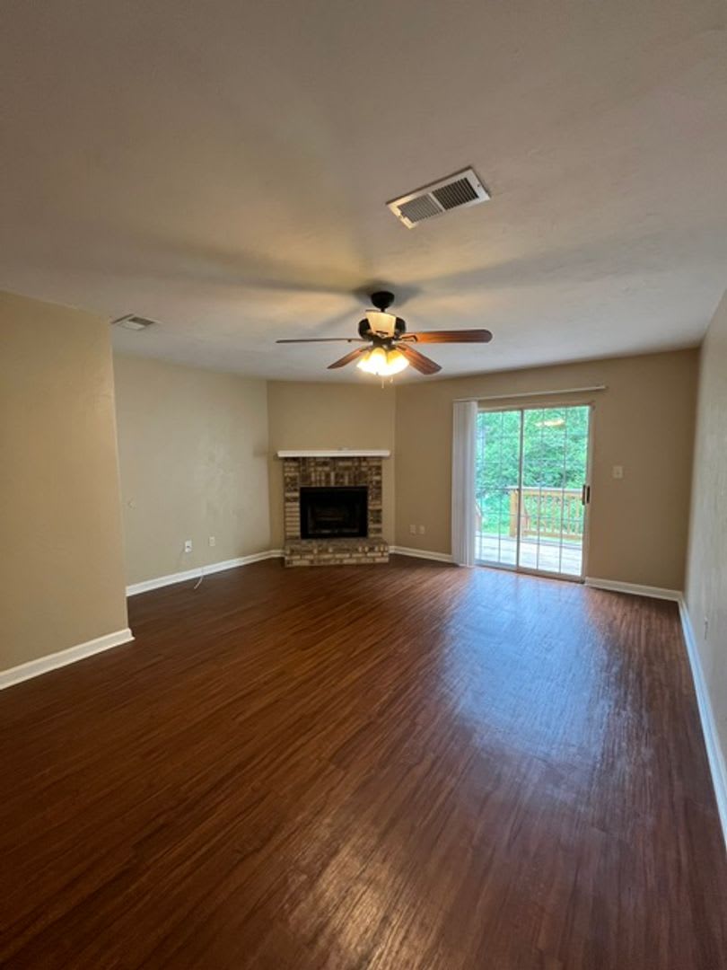 Stunning 2 Bed, 2 1/2 Bath Townhouse Available Now – photo 4