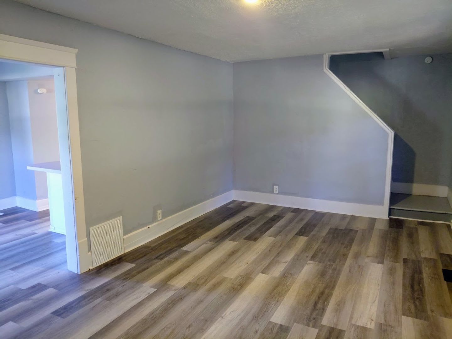 Three-bedroom one bathroom home for rent – photo 3