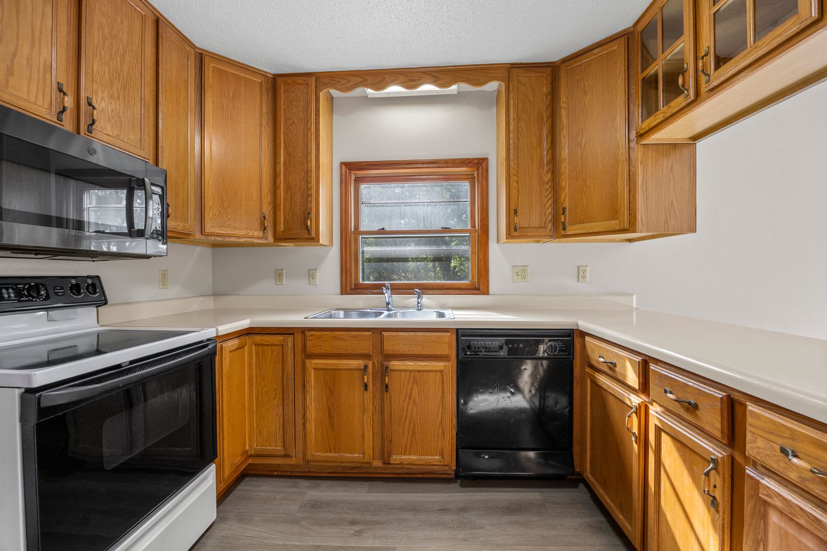 Newly updated 3 bedroom 2 bathroom home – photo 2