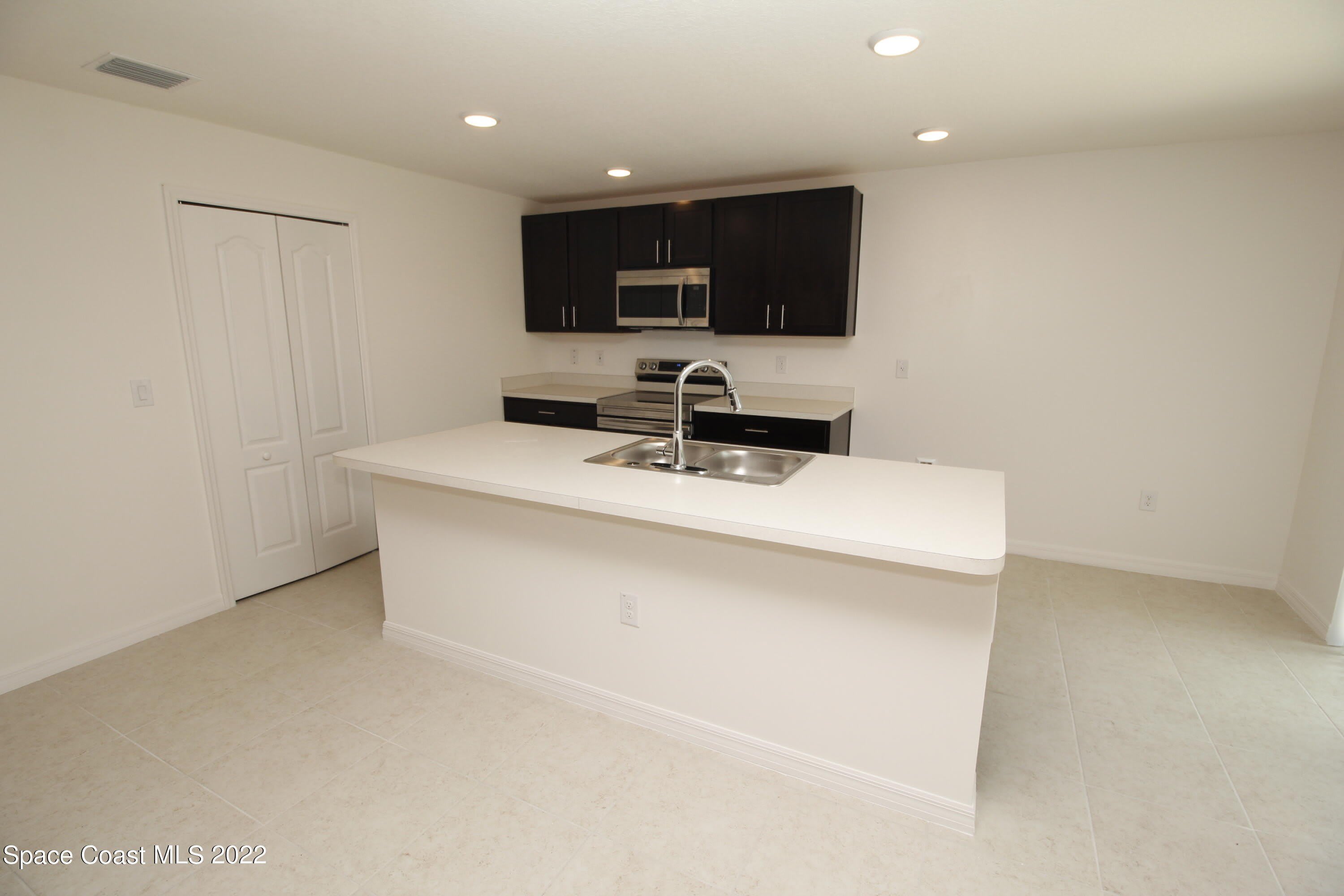 1450 Traverse Street SE – photo 2
