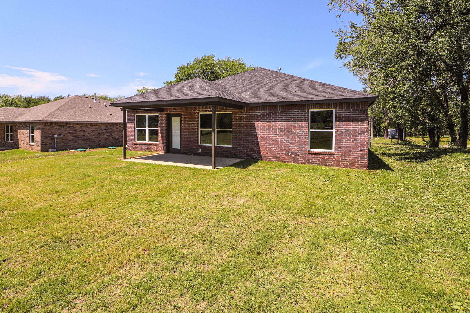 Beautiful new construction with nice amenities with a country feel. – photo 4