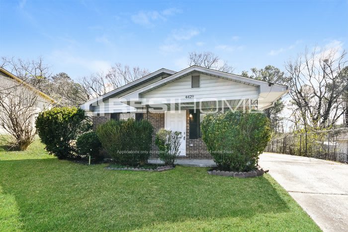 4429 43rd Avenue North – photo 2