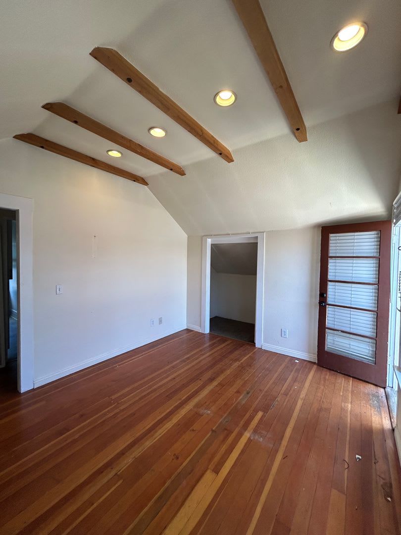 Upstairs one bedroom available now on Emerald between Cass and Bayard – photo 5