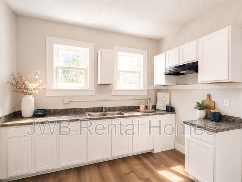 947 Kenmore St – photo 3