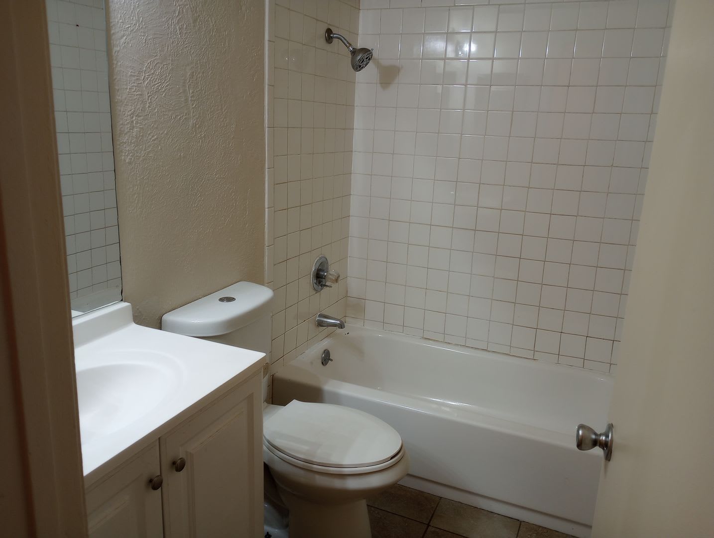 Expo 247 With 2 Bed 1 Bath 800 Sf With Ac And Balcony – photo 5