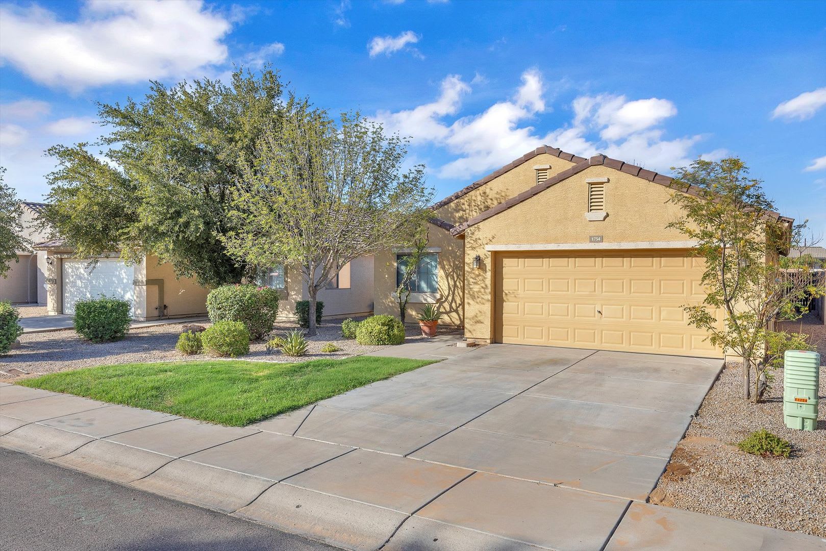 Located in a desirable San Tan Valley neighborhood with convenient access to all the new shopping – photo 2