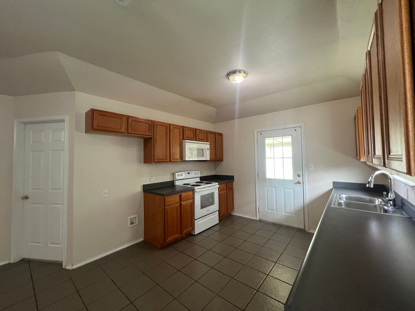 2 2 1 Duplex Near Hwy 46 Ceramic Tile Throughout No Carpet Covered Patio With Large Backyard Cisd – photo 5