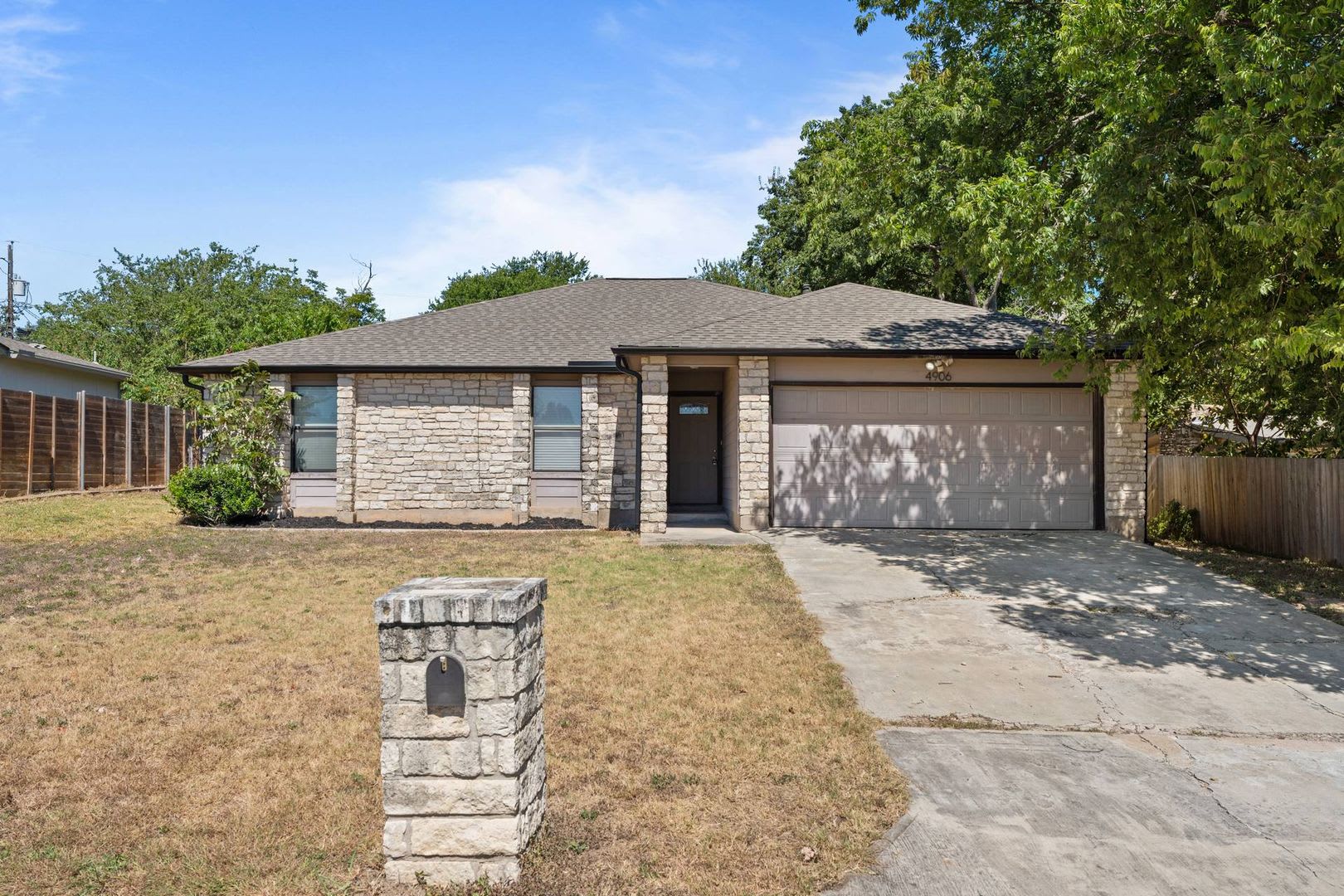 3 bedroom house with fireplace and large fenced in yard – photo 1