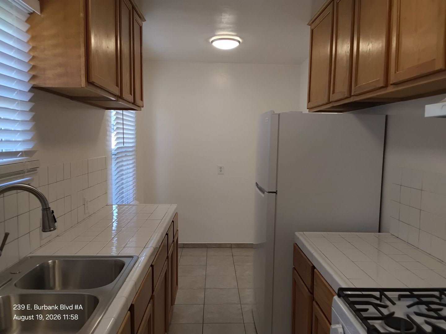 Bright & Spacious Unit in the Heart of Burbank – Utilities Included! – photo 1