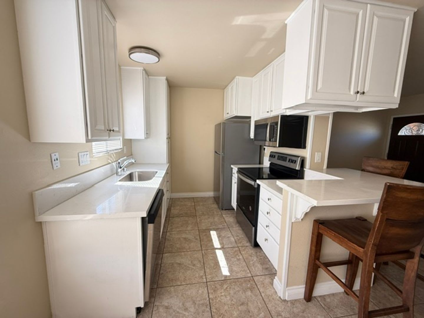 Charming 1 Bedroom Condo in Gated Chula Vista Community with Pool and Parking! – photo 1