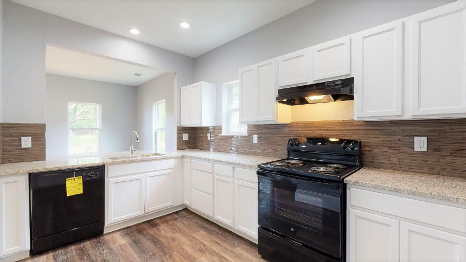 114 E Oak St – photo 2