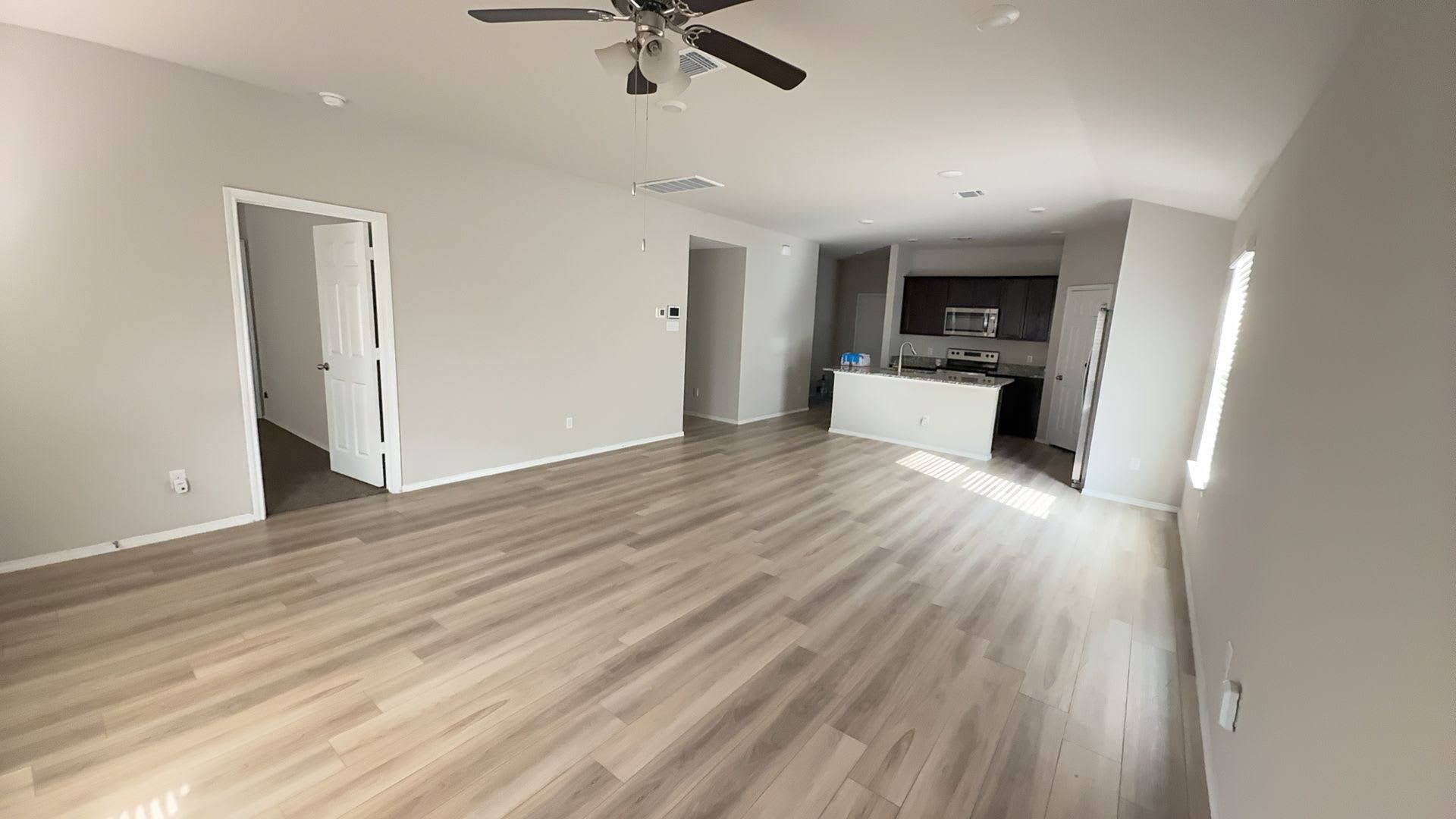 LAKE POINTE TERRACE! 4-bedroom 2-bathroom house! $500 Off!! – photo 3