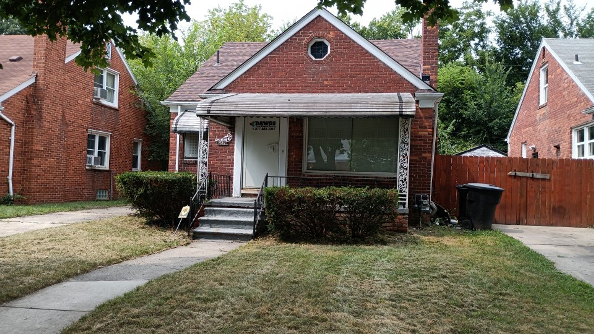 Charming 3 Bedroom 1 Bath Brick Bungalow – photo 1