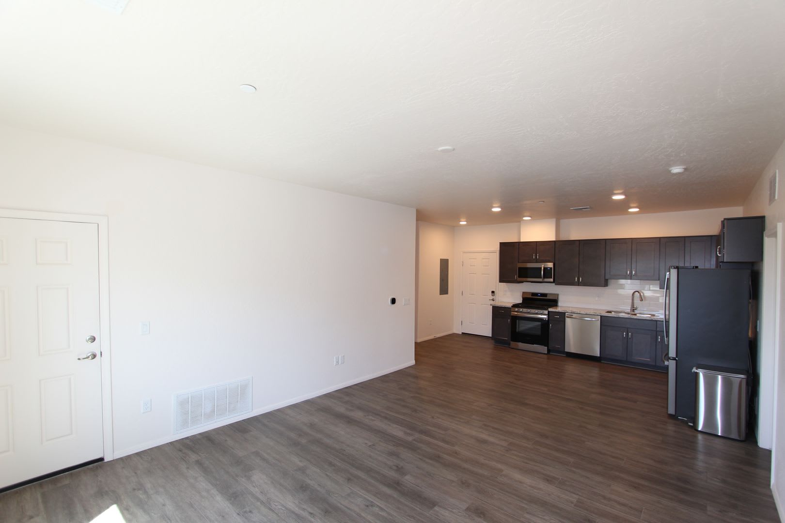 Luxury 2-Bedroom Condo with Private Balconies – photo 4