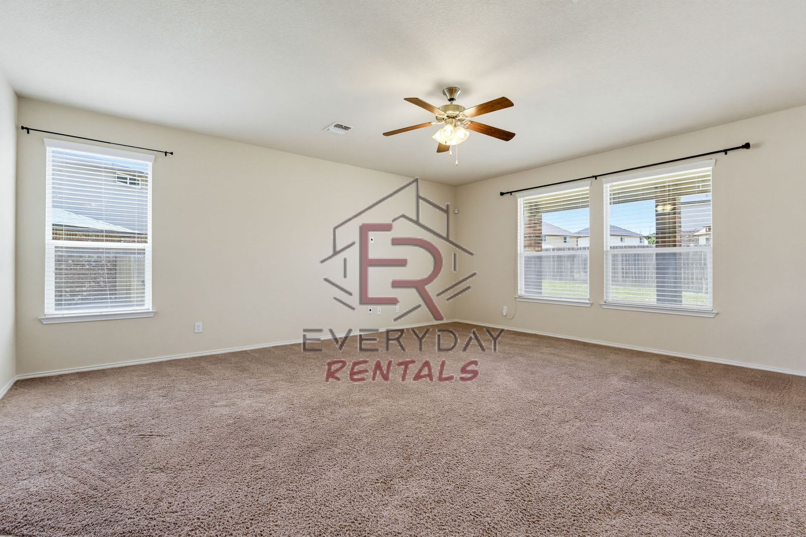 4 bedroom home located in Yowell Ranch with Rent Special – photo 4
