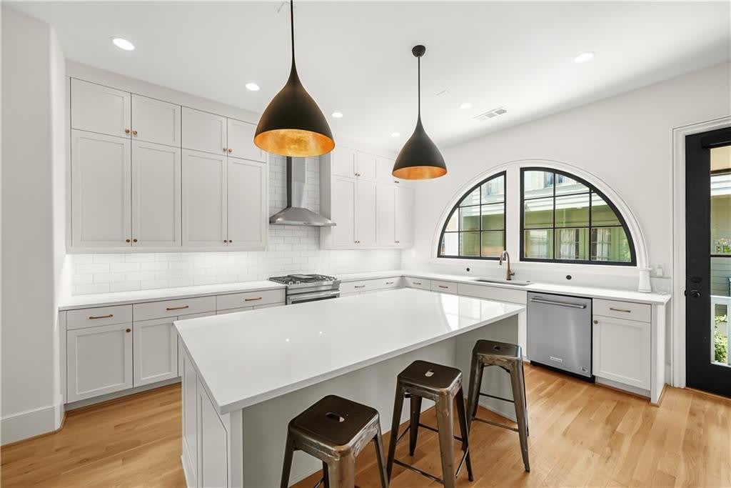 683 Fraser Street SE – photo 3