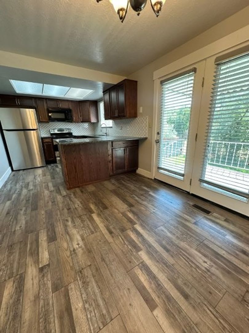 Light Up Your Summer 2 Weeks Rent Free Spacious 3 Bed 2 Bath Home With Rv Parking Outdoor Space – photo 3