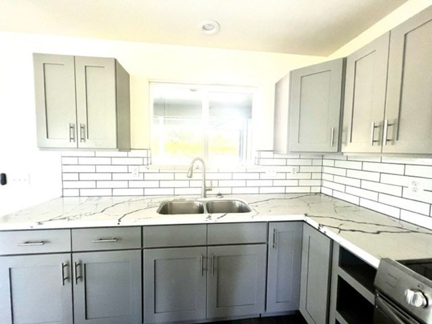 Lovely 3 Bedroom 2 Bath in HPP – photo 4