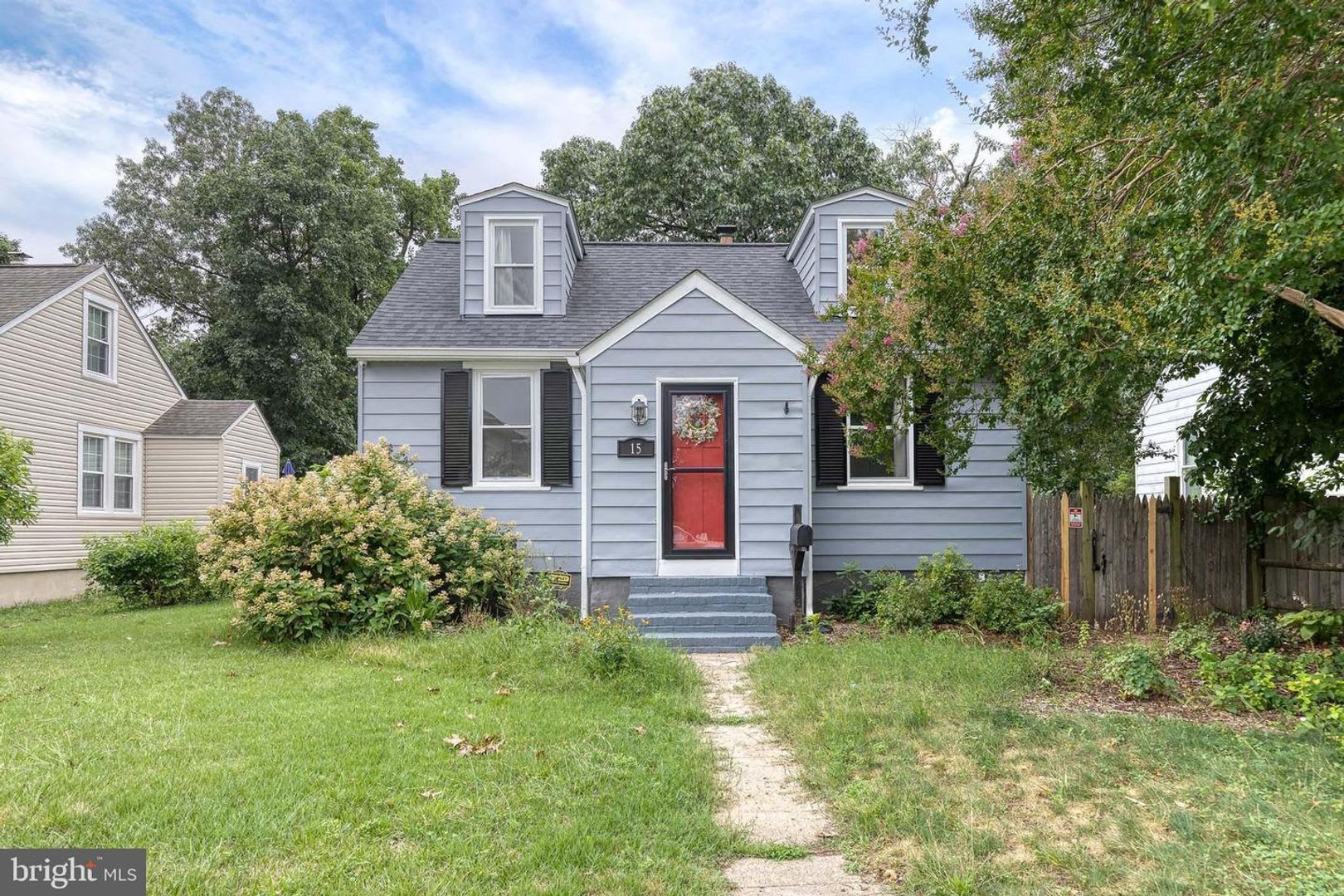 4Bd 1 5Bth Home Nestled On A Beautiful Lot With An Incredible Expanse Of Lush Green Space – photo 2