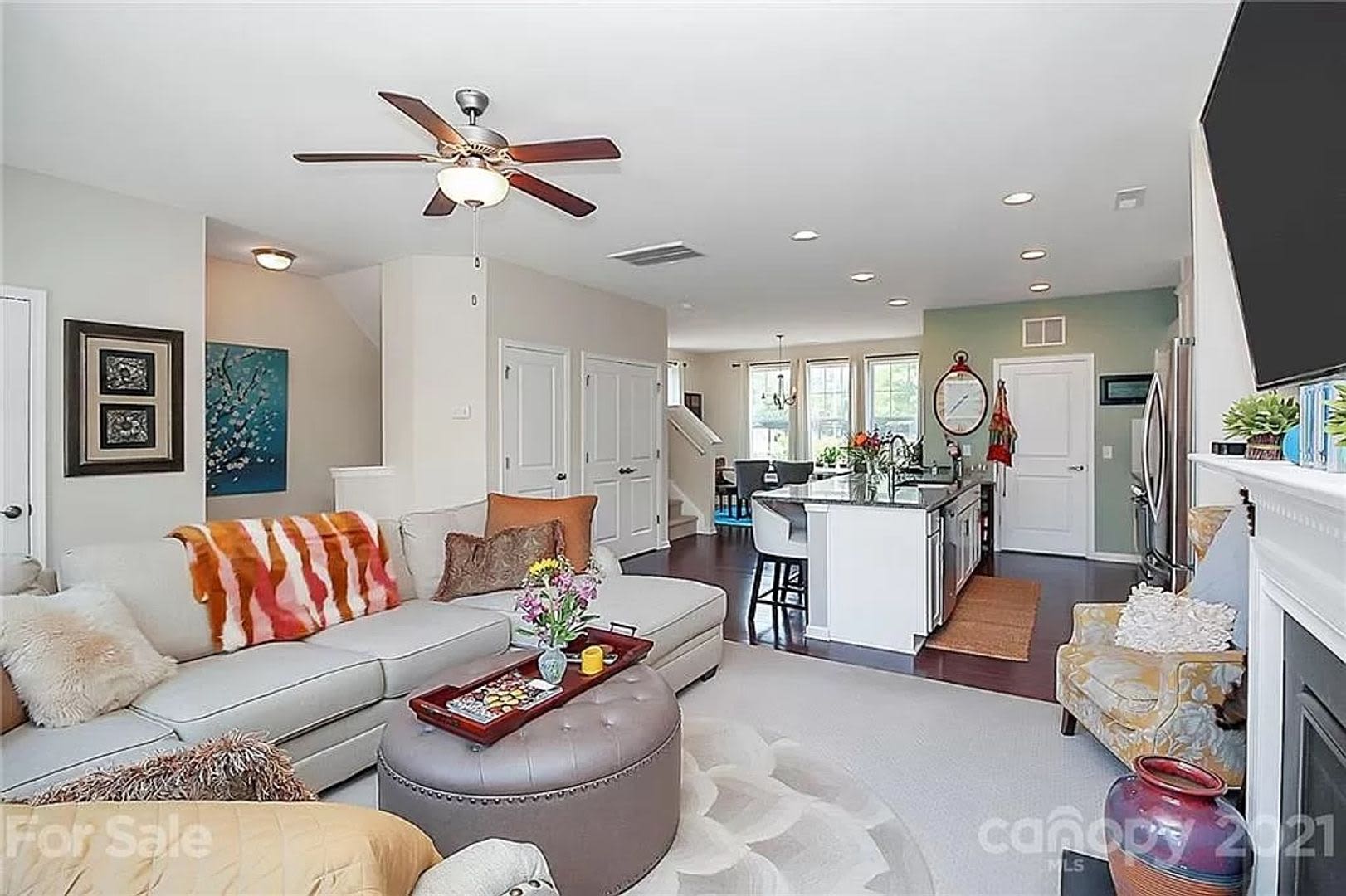 Room In 4 Bedroom Townhome At Sharon Rd W – photo 2