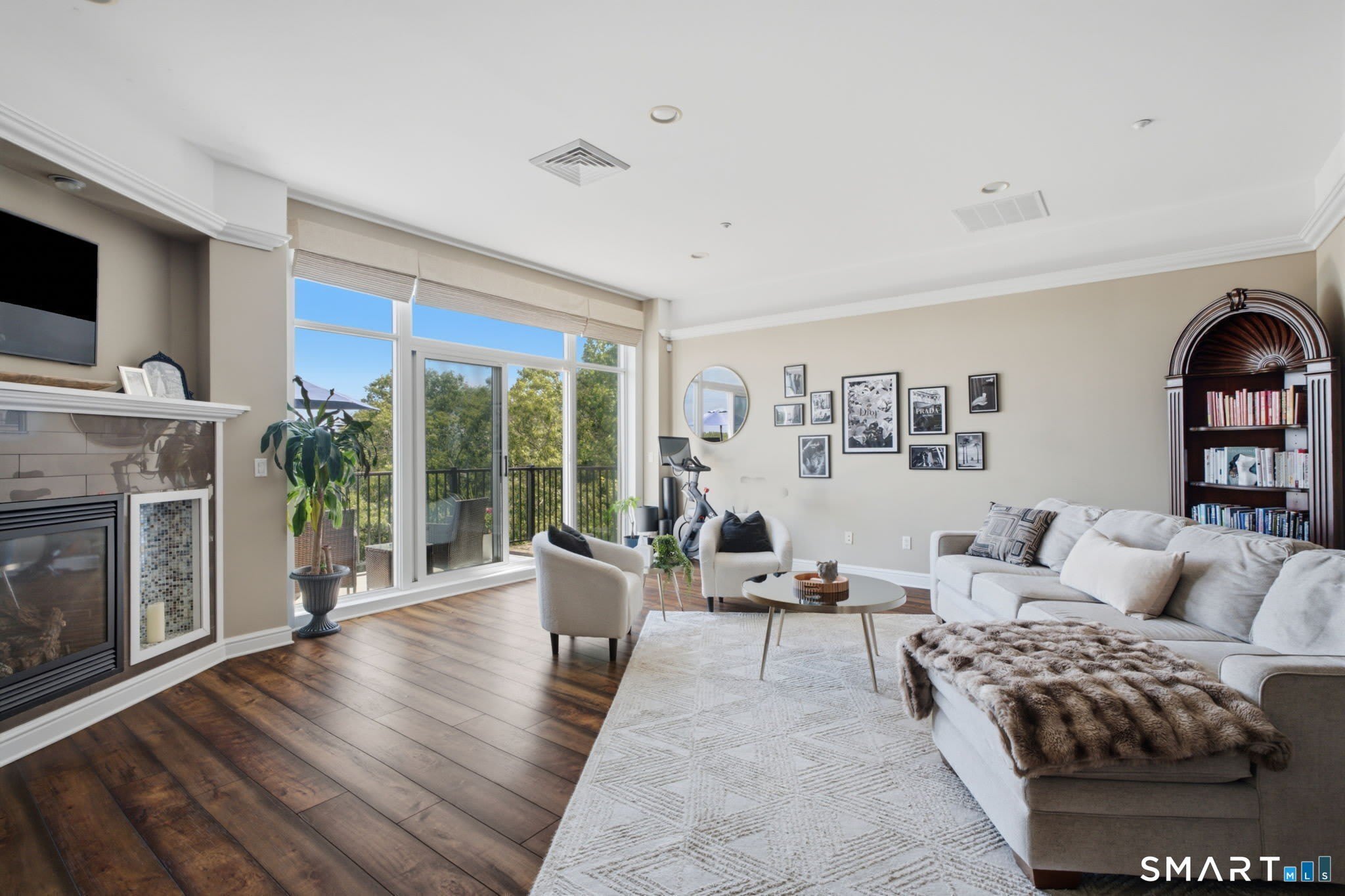586 W Thames Street – photo 2