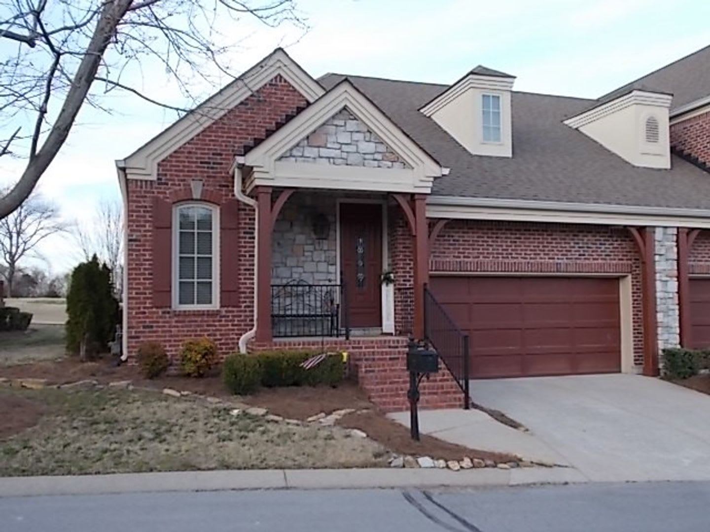 FIVE OAKS Condo for lease – photo 1