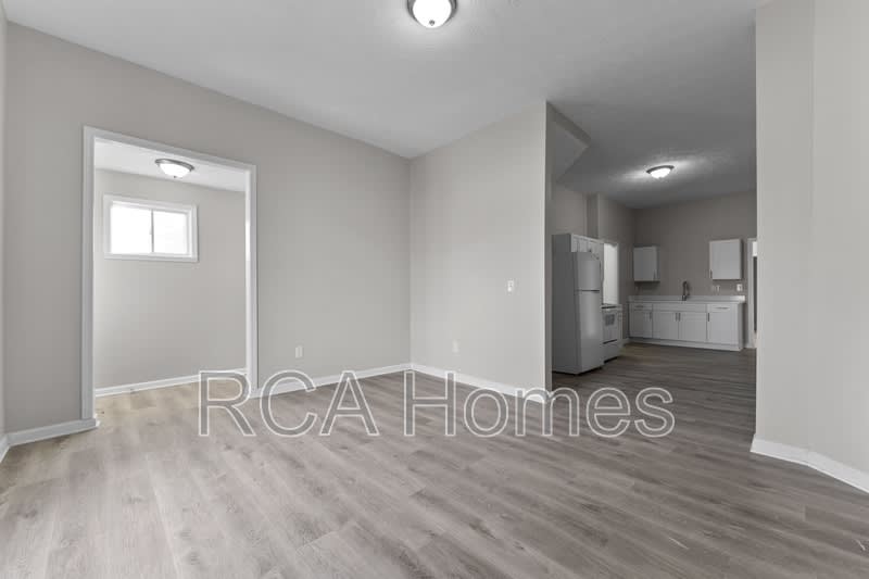 2910 North Kenwood Avenue – photo 2