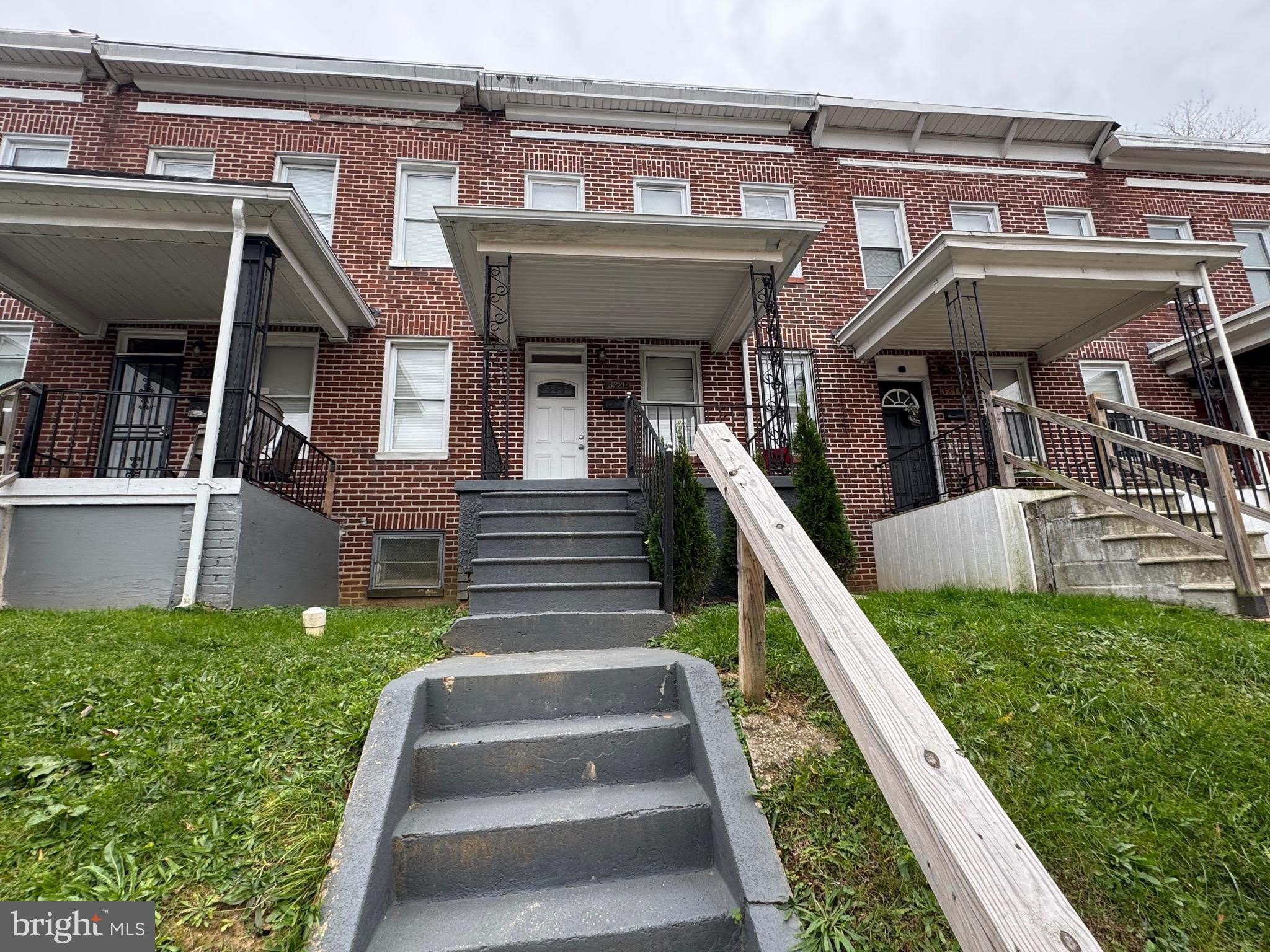 3221 LYNDALE Avenue – photo 2