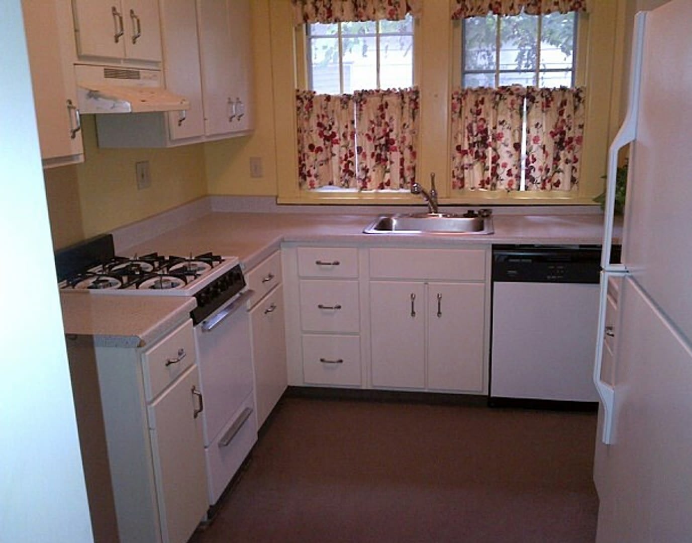 Charming 4 BD/2 BA home with large front porch behind optometry school and ELM Restaurant – photo 4